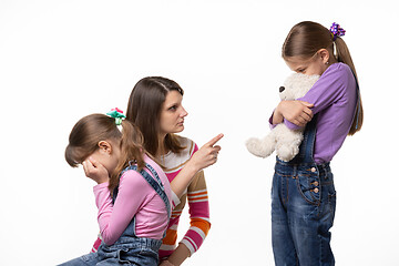 Image showing Mom speaks menacingly with a daughter who offended another daughter