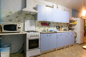 Image showing outdated kitchen interior with a hundred finishes and a simple kitchen set