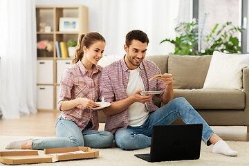 Image showing happy couple with laptop eating pizza at home