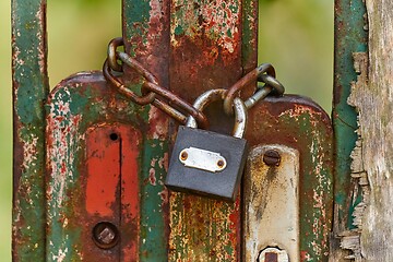 Image showing Old gat with padlock