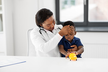 Image showing doctor with measuring baby\'s temperature at clinic