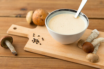 Image showing mushroom cream soup in bowl on cutting board