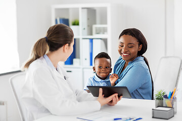 Image showing mother with baby and doctor with tablet at clinic