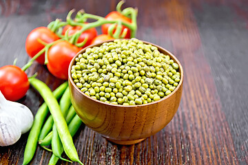 Image showing Mung beans  in bowl with vegetables on board