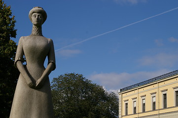 Image showing Statue of Queen Maud outside the Royal palace in Oslo