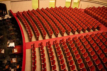 Image showing Red seats in the rows without people in Vienna State Opera auditorium.