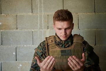 Image showing muslim soldier praying