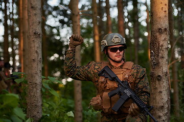 Image showing officer is  showing tactical hand signals