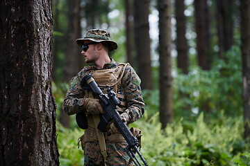 Image showing soldiers squad relaxing