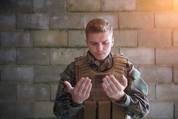 Image showing muslim soldier praying