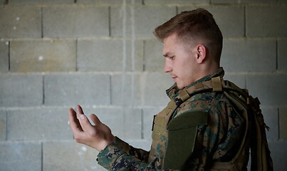 Image showing muslim soldier praying