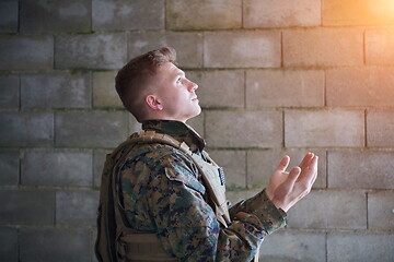 Image showing muslim soldier praying