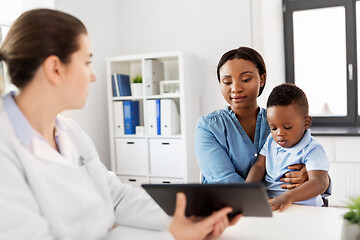 Image showing mother with baby and doctor with tablet at clinic