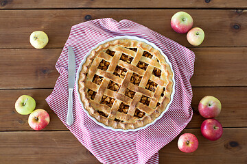 Image showing close up of apple pie in baking mold and knife