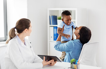 Image showing mother with baby and doctor with tablet at clinic