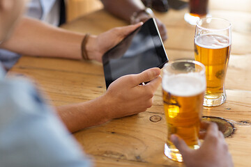 Image showing men with tablet computer drinking beer at bar