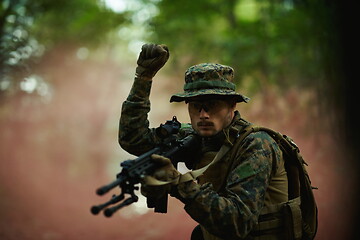 Image showing officer is  showing tactical hand signals