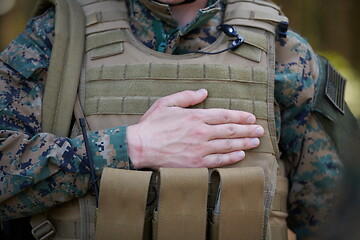 Image showing soldier swear with hand on heart