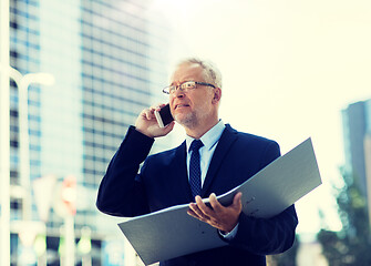 Image showing senior businessman calling on smartphone in city