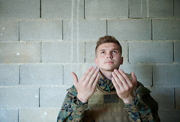 Image showing muslim soldier praying