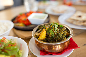 Image showing close up of aloo palak dish in bowl on table