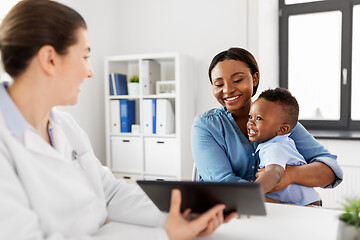 Image showing mother with baby and doctor with tablet at clinic