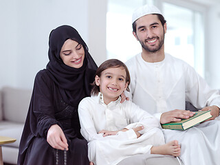 Image showing muslim family reading Quran and praying at home