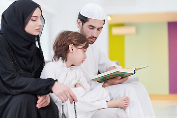 Image showing muslim family reading Quran and praying at home