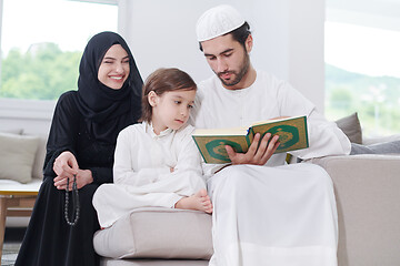 Image showing muslim family reading Quran and praying at home