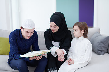 Image showing muslim family reading Quran and praying at home