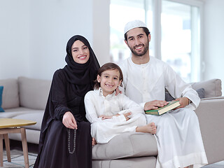 Image showing muslim family reading Quran and praying at home