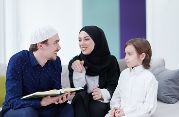 Image showing muslim family reading Quran and praying at home