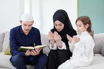 Image showing muslim family reading Quran and praying at home