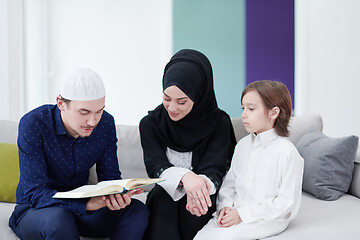 Image showing muslim family reading Quran and praying at home