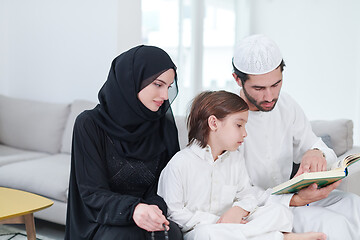 Image showing muslim family reading Quran and praying at home