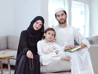 Image showing muslim family reading Quran and praying at home