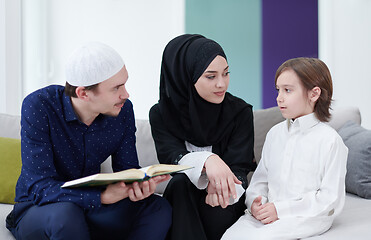 Image showing muslim family reading Quran and praying at home