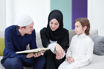 Image showing muslim family reading Quran and praying at home