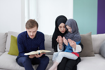 Image showing muslim family reading Quran and praying at home