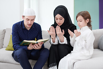 Image showing muslim family reading Quran and praying at home