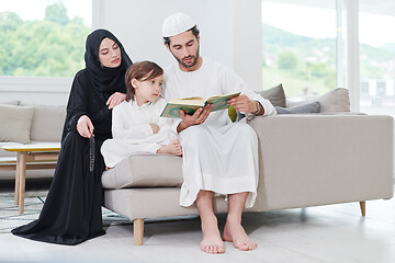 Image showing muslim family reading Quran and praying at home