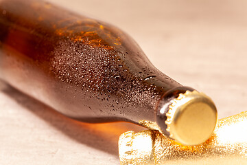 Image showing a bottle of beer amber lying with its capsule