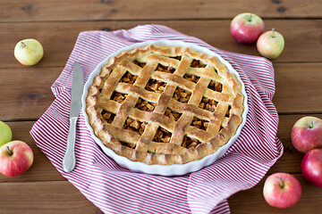 Image showing close up of apple pie in baking mold and knife