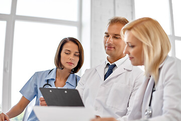 Image showing group of doctors with clipboard at hospital