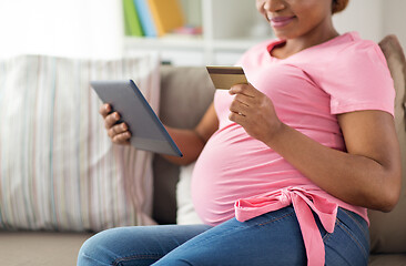 Image showing pregnant woman with tablet pc and credit card