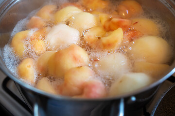 Image showing pot of boiling peeled apples