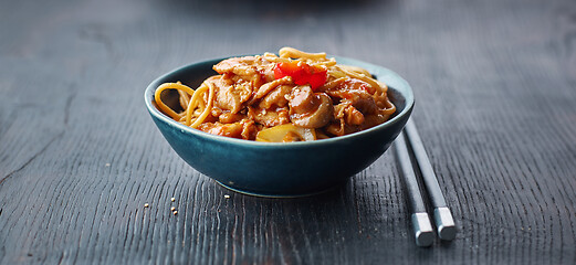 Image showing fried noodles and vegetables with hot chicken sauce