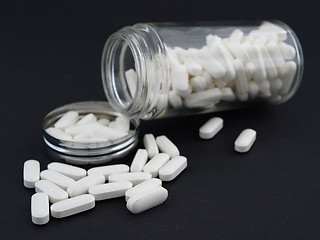 Image showing White Pill Bottle Spill