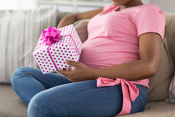 Image showing african american pregnant woman with gift