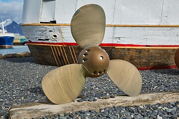 Image showing Ship propeller on shore